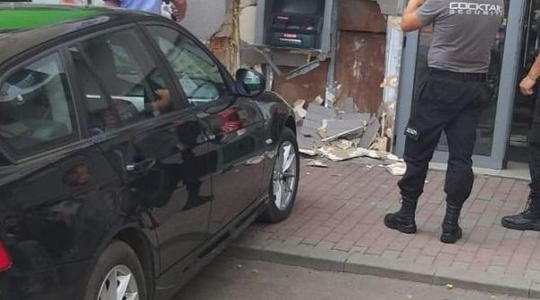 Român, lovit de o maşină lângă un bancomat din Piatra Neamţ. Şoferiţa a încurcat frâna cu acceleraţia