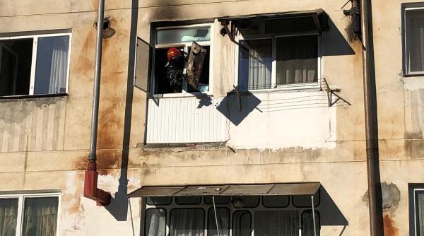 Botoșani: Incendiu într-un bloc din Dorohoi. Patru persoane au fost evacuate