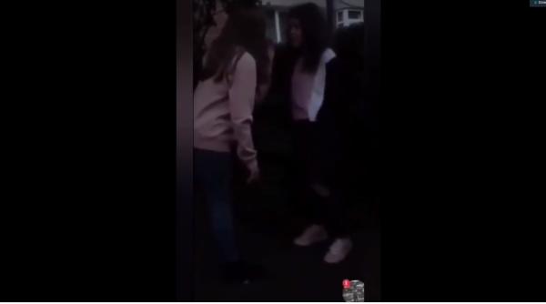 Revoltător. Un nou video cu aceleași agresoare care bat o altă fetiță. O scuipă și o umilesc