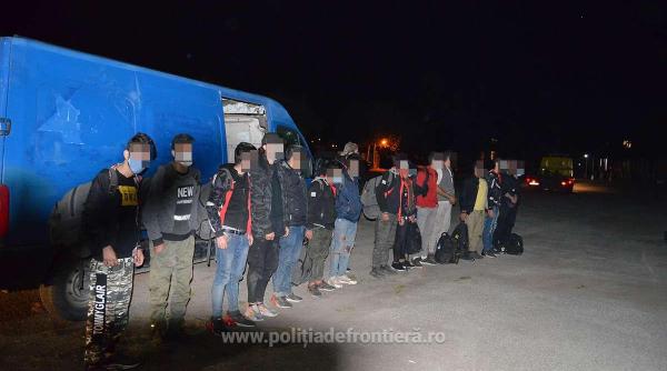 16 persoane, abandonate pe autostradă, într-un microbuz: Șoferul a plecat după ce a făcut pană