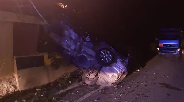 Șofer român, accident spectaculos: S-a urcat cu mașina pe garaj după ce a intrat în TIR