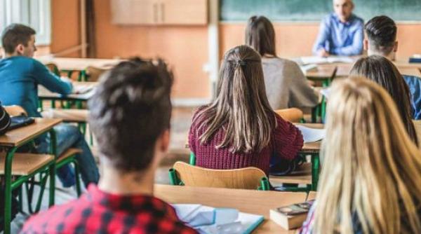 30 de profesori din Galați obligați să se IZOLEZE, după ce au intrat în contact cu o persoană infectată