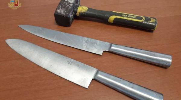 Italia. Polițiști atacați cu cuțite și ciocane de doi români, „hoți” într-un magazin. Unul dintre ei era proprietarul