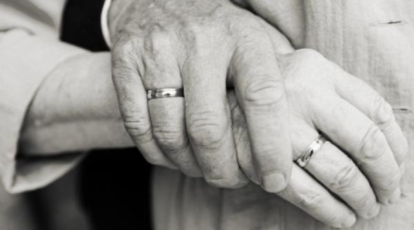 Cutremurător: Doi  soţi au murit de COVID-19, ţinându-se de mână