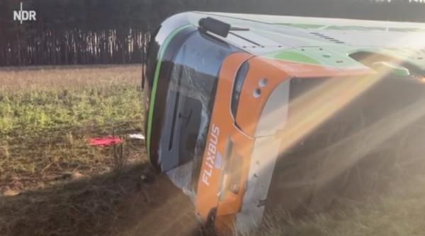 Germania. Autocar plin cu români, RĂSTURNAT lângă Hamburg. Oamenii au zburat prin geamurile sparte