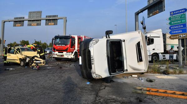 Italia. Accident rutier grav, provocat de un şofer român. Un tânăr a fost scos dintre fiare