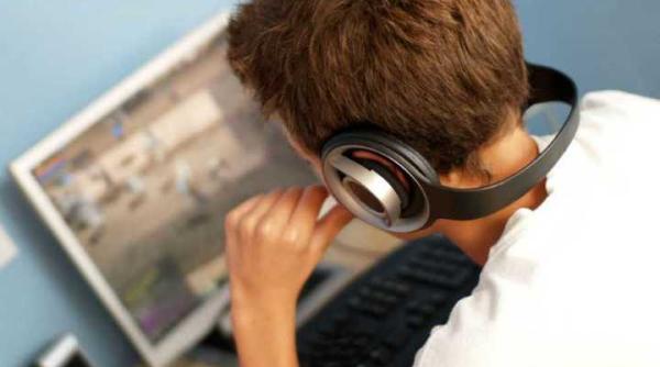 Părinții pot asista la lecții și se pot pune absențe. Noile reguli pentru școala online, publicate în Monitorul Oficial