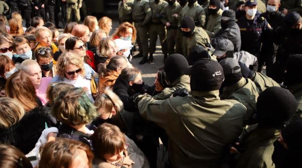 Situația TENSIONATĂ continuă în Belarus: Poliția a arestat cu brutalitate zeci de manifestante-VIDEO