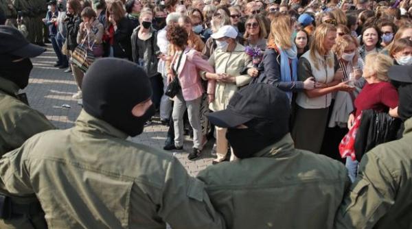 Belarus: Un nou protest împotriva lui Lukaşenko, cu zeci de mii de manifestanţi.  Poliţia anunţă 250 de arestări - VIDEO