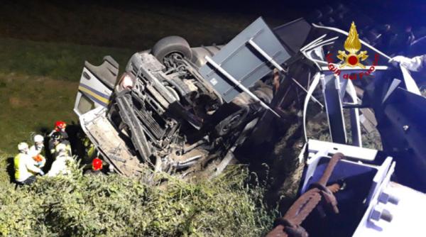 Italia. Un șofer român a rupt 60 de metri de parapet și s-a RĂSTURNAT cu TIR-ul pe autostradă