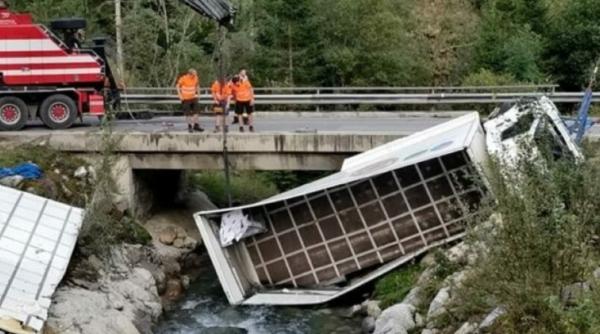 Austria. Un șofer român a răsturnat camionul în pârâu după ce a strănutat chiar când era pe un pod 