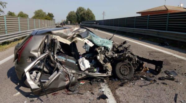 Italia. O tânără de 17 a murit, după ce mașina în care se afla a fost spulberată de o platformă condusă de un român