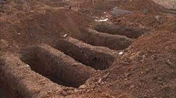 Pedeapsă pentru cei care nu poarta mască în Java. Oamenii, puşi să sape morminte pentru victimele COVID-19