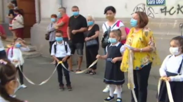 Prima generaţie cu masca la gât: Copiii, duși cu sfoara în clasă. Tabloul începutului de an școlar, în vreme de pandemie