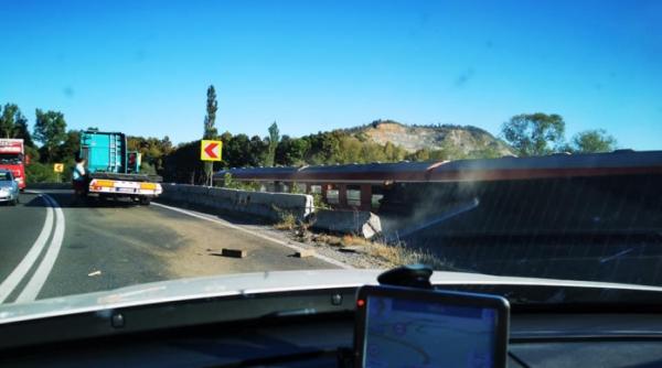 Accident feroviar. Garnitură de tren cu români, lovită de remorca unui tir în Huedin