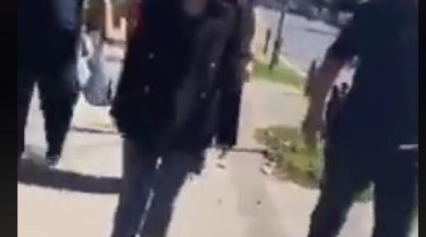 Oana Lovin, protestatara cu sparanghel, amendată. I-a strigat cuvinte obscene lui Iohannis