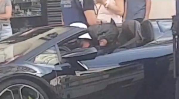 VIDEO. "Batman", amendat în trafic la Madrid. Poliţia: "Chiar şi SUPEROII trebuie să respecte regulile"