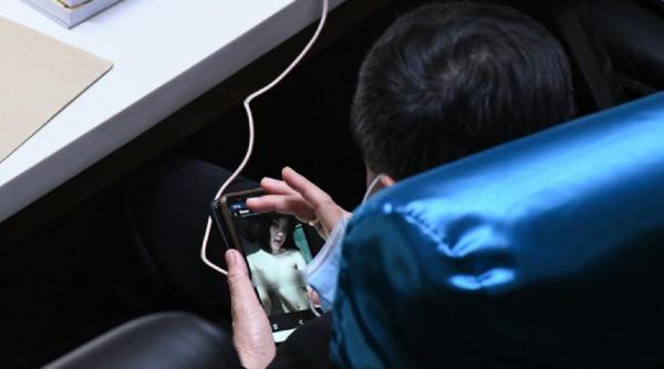 Deputat fotografiat uitându-se la imagini pornografice, în Parlamentul din Thailanda