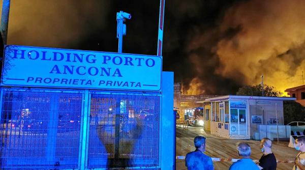 Italia. Şofer de camion care a scăpat de incendiul din portul Ancona: „Cerul s-a făcut portocaliu, dar am rămas în parcare”