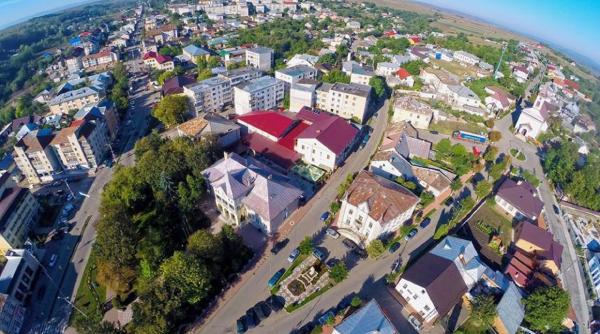 Oraşul din România care a intrat pe scenariul roşu: şcolile, restaurantele şi bisericile se închid 