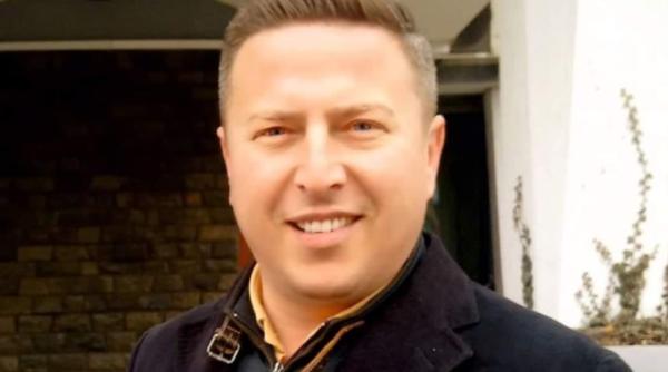 PNL se DELIMITEAZĂ de primarul care și-a dezbrăcat fetița și a UMILIT-O: "Nu mai este membru!"