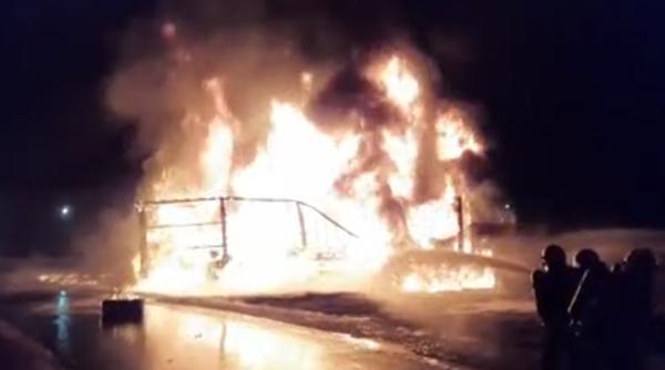 Un TIR încărcat cu ulei a luat foc pe Autostrada București-Pitești