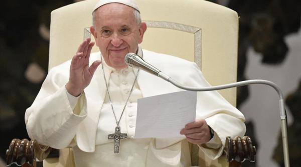 O româncă, cu nepotul în braţe, în noua carte de rugăciuni a Papei Francisc