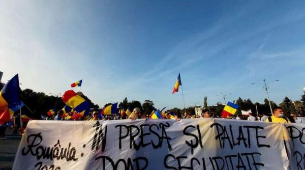 Manifestații de amploare în Piaţa Victoriei şi în Piaţa Universităţii: „Luptăm pentru revenirea la dreptul de protest“