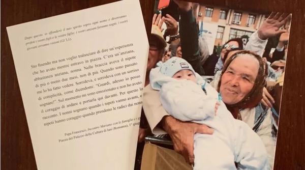 O româncă în brațe cu nepotul ei, imaginea cel mai des distribuită de Papa Francisc