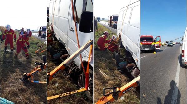 O româncă şi un copil au ajuns la spital, după ce au fost loviți de un microbuz 