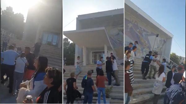 Protest „anti-mască“ în Mangalia, degenerat în VIOLENȚĂ! S-a folosit spray lacrimogen: „Avem COPII aici!“ (VIDEO)