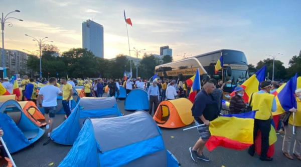 „Protest maraton în Piața Victoriei“: Manifestanții veniți din DIASPORA vor DORMI în CORTURI. „Dreptate pentru România!“