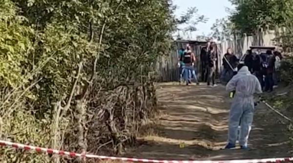 Român, ucis și agățat într-un gard. Găsit cu mâinile legate deasupra capului și dezbrăcat 