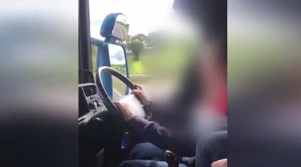 Anglia. Copil de 12 ani, filmat în timp ce conducea un camion pe o autostradă (VIDEO)