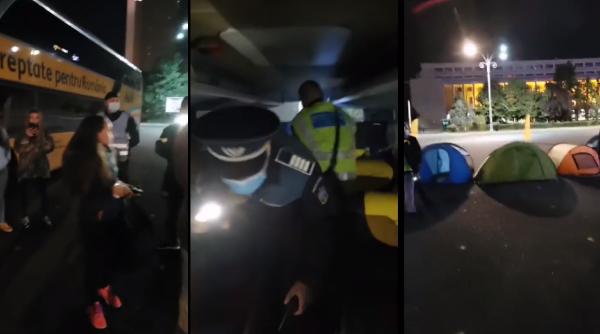 Scandal în Piața Victoriei: Autocarul protestatarilor, luat pe sus: „Jumătate din români sunt plecați afară, goniți de mafia asta“
