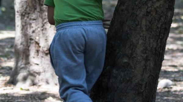 Un român a violat copilul fostului sau coleg de muncă. Îi dădea bani şi dulciuri ca să tacă