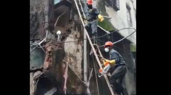 Zece oameni au murit în urma prăbuşirii unei clădiri, în India. 25 de persoane se afla încă sub dărâmături