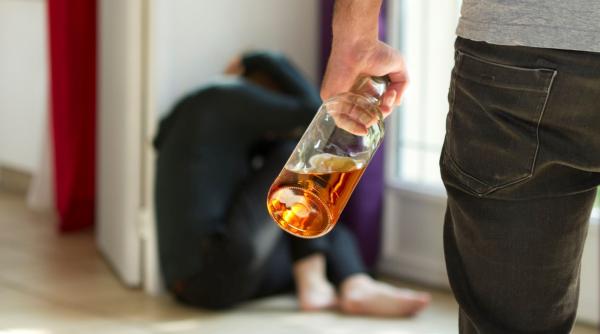 Italia. Româncă bătută şi scoasă afară din casă de soţul alcoolic, care o obliga să îl întreţină