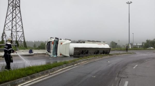 Risc ridicat de explozie. O cisternă cu o substanţă periculoasă s-a răsturnat lângă Buzău