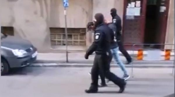 Un român mascat a violat și tâlhărit două femei. A intrat pe geamul apartamentelor