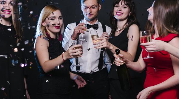 Reguli stricte de Crăciun și Revelion 2020. Reacția turiștilor când au aflat că nu vor putea dansa