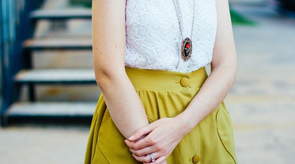 Franţa. Două tinere LOVITE brutal şi prinse de gât pe stradă pentru că una din ele purta fustă scurtă, la câteva zile după un caz asemănător