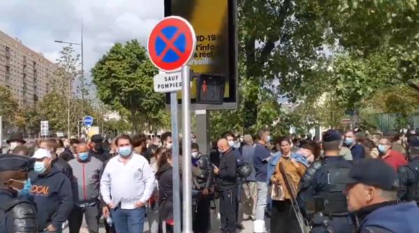 Franţa anunţă RESTRICŢII. Patronii au ieşit în stradă de disperare