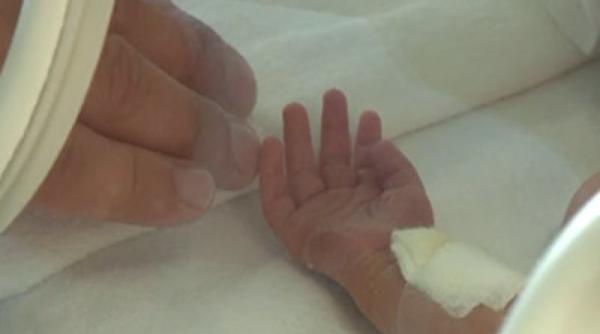 Politician, la un pas să piardă şefia partidului. A preferat să meargă la spital cu soţia să nască