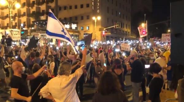 PROTEST în Israel, chiar în faţa casei premierului Netanyahu. Mii de oameni şi-au aprins telefoanele - VIDEO