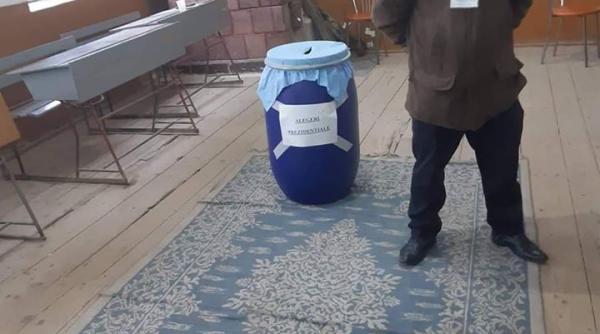 Cum se desfășoară alegerile lângă București. Locul unde nu filmează televiziunile