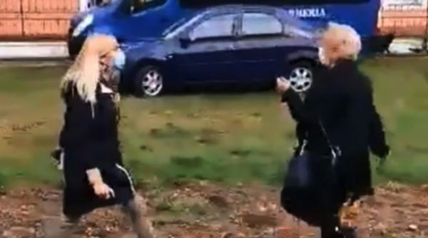 Două femei s-au luat la bătaie la secția de vot. Soția primarului "a încasat-o". Video