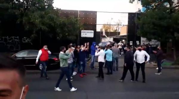 Firea a votat la ora 7:00. A fost așteptată de protestatari la vot. Și-a adus zeci de persoane care s-o protejeze și s-o aplaude