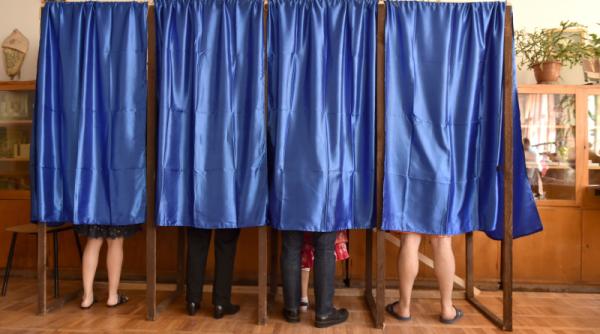 Incidente la secţiile de votare. O pensionară a LEŞINAT după ce a votat, iar un bărbat şi-a RUPT piciorul