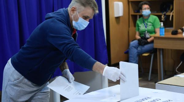 S-au deschis secțiile de votare. Românii își aleg primarii pentru următorii patru ani